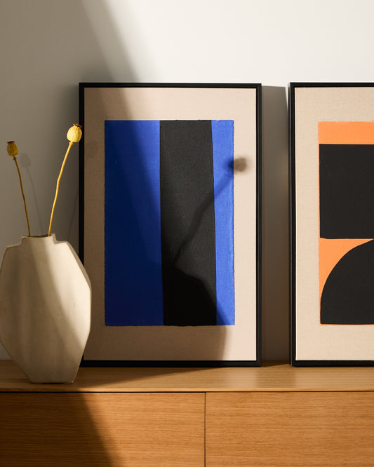 Tableau abstrait Zernu en lin bleu et noir ligne verticale peint à la main 42 x 65 cm