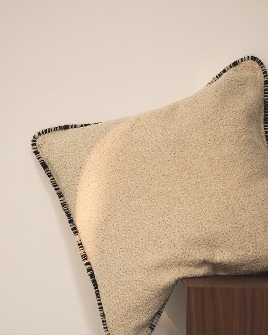 Housse de coussin Enari 100 % coton beige avec liseré contrasté noir 50 x 50 cm