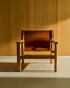 Fauteuil Jan en fibres de cuir recyclé marron clair et bois de frêne avec finition ton naturel FSC 100 %