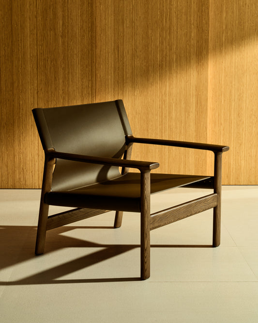 Fauteuil Jan en fibres de cuir recyclé marron foncé et bois de frêne avec finition ton noyer FSC 100 %