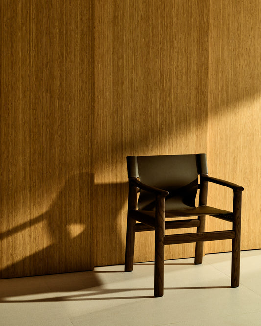 Chaise Jan en fibres de cuir recyclé marron foncé et bois de frêne avec finition ton noyer FSC 100 %