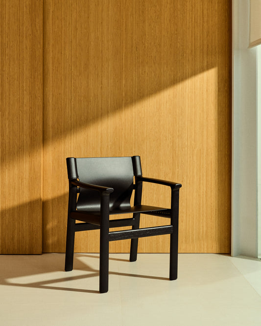 Chaise Jan en fibres de cuir recyclé noir et bois de frêne avec finition noire FSC 100 %