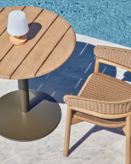 Table ronde d'extérieur Esilda avec plateau en acacia FSC 100% Ø 80 cm et pied en acier vert Ø 55 x 72 cm