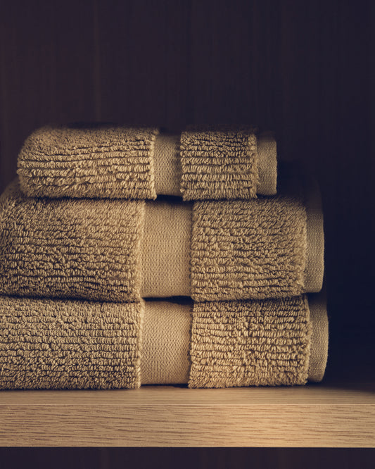 Serviette de bain Olvira 100 % coton avec bordure jacquard vert foncé 70 x 140 cm