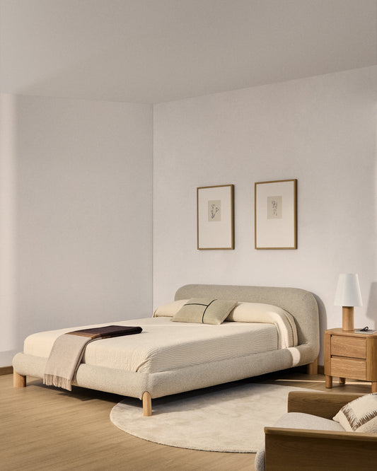 Lit déhoussable Odina en tissu bouclette écrue et pieds en bois de frêne avec finition ton naturel pour matelas de 180 x 200 cm