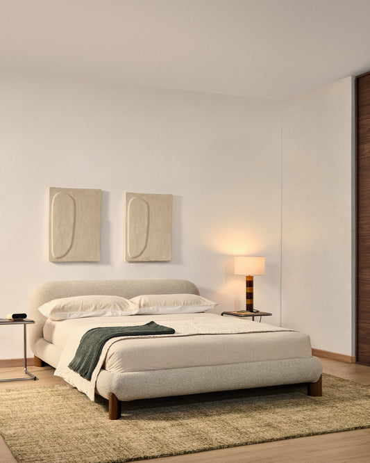 Lit déhoussable Odina en tissu bouclette écrue et pieds en bois de frêne avec finition ton noyer pour matelas de 160 x 200 cm