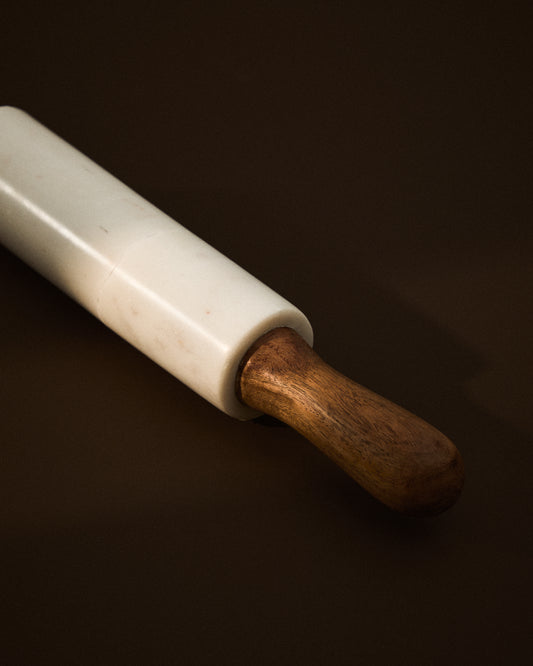Rouleau à pâtisserie Nuvir en marbre blanc et bois d’acacia