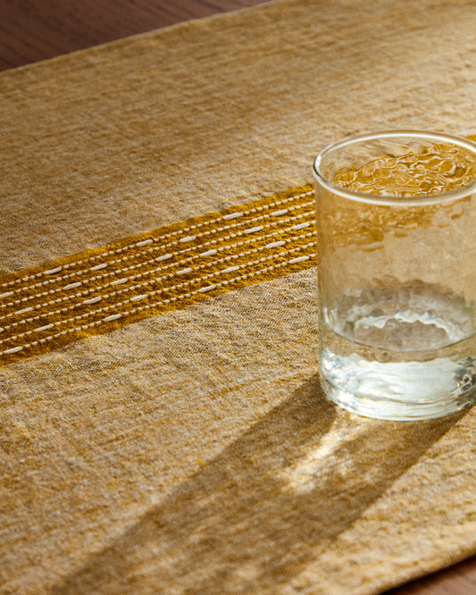 Chemin de table Calena en jacquard de lin avec bande centrale moutarde 50 x 150 cm