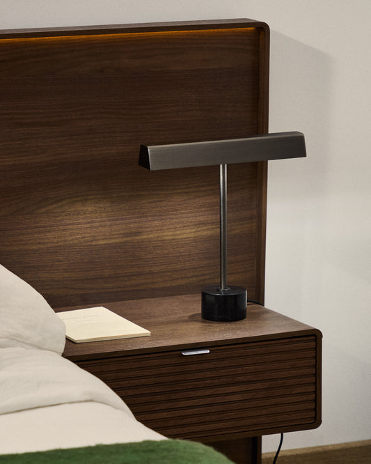 Lampe de table Lynor en métal brossé avec base en marbre noir