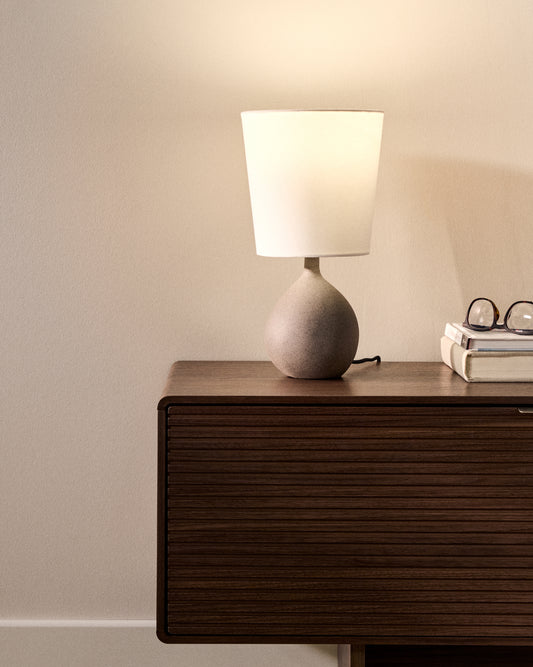 Petite lampe de table Viona avec effet pierre texturée et abat-jour en coton