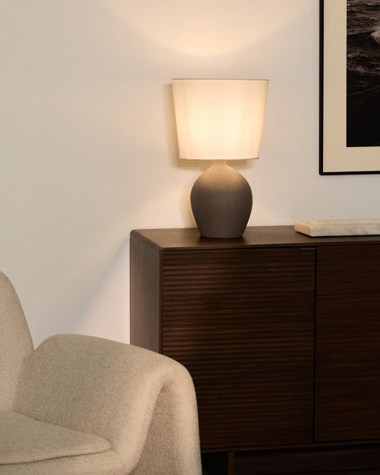 Lampe de table moyenne Viona avec effet pierre texturée et abat-jour en coton