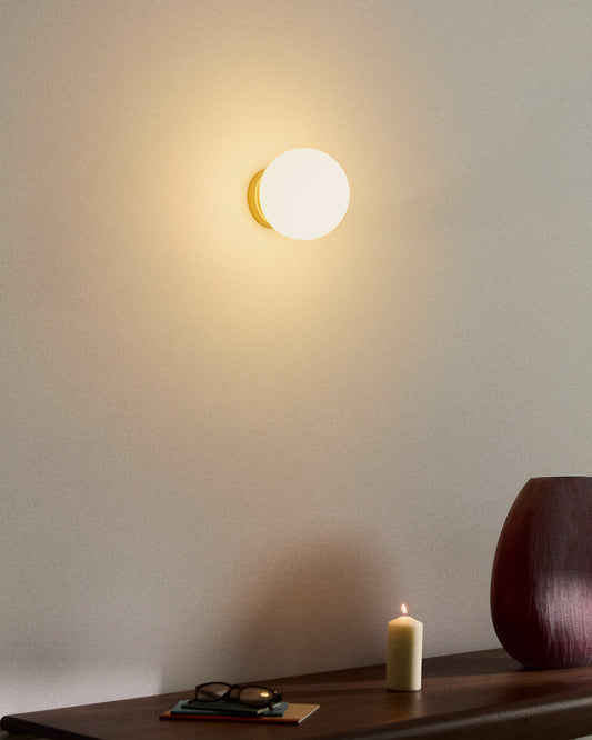 Applique murale Brisia en métal finition laiton brossé avec 1 boule en verre dépoli Ø 15 cm