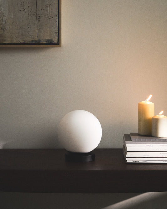 Applique murale Brisia en métal finition noire avec 1 boule en verre dépoli Ø15 cm