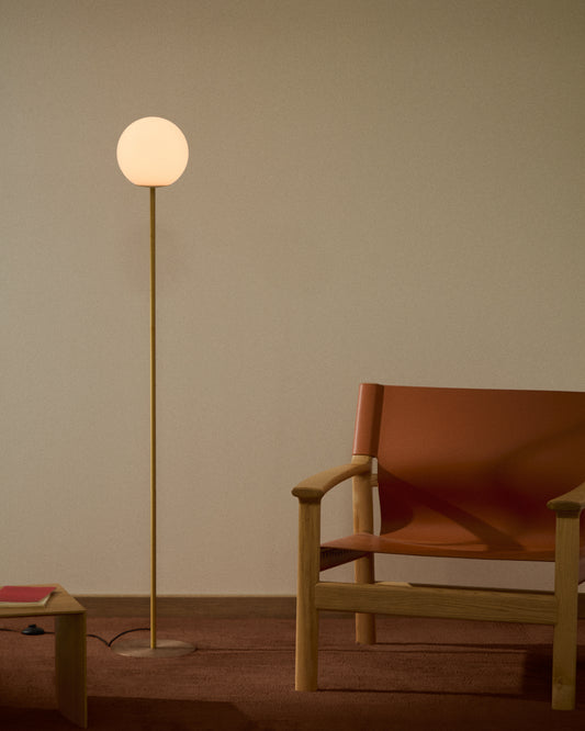 Lampadaire Brisia en métal finition laiton brossé avec 1 boule en verre dépoli Ø 20 cm
