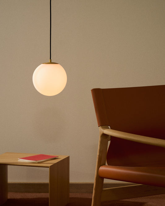 Plafonnier Brisia en métal finition laiton brossé avec 1 boule en verre dépoli Ø 15 cm