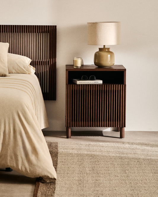 Table de nuit Beyla en placage et bois de frêne avec finition ton noyer 53 x 62,5 cm FSC 100 %