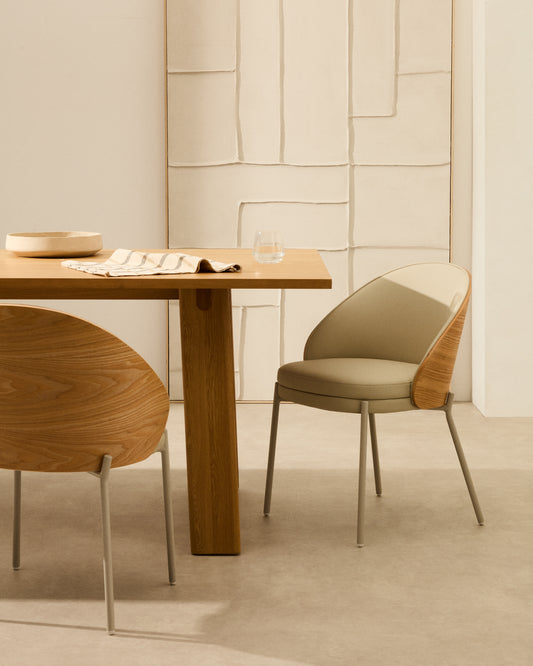Chaise Eamy en polyuréthane beige, placage de frêne avec finition naturelle et métal beige