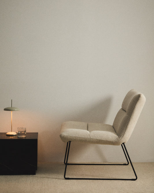 Fauteuil Asen en chenille beige et pieds en acier noir FSC 100%