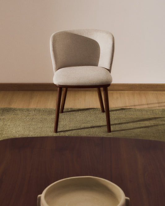 Chaise Ciselia en chenille épaisse beige et pieds en bois de frêne avec finition ton noyer FSC Mix Credit