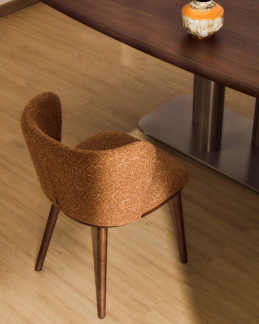Chaise Ciselia en chenille épaisse terracotta et pieds en bois de frêne avec finition ton noyer FSC Mix Credit