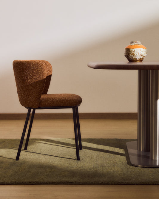 Chaise Ciselia en chenille épaisse terracotta et pieds en acier avec finition noire FSC Mix Credit