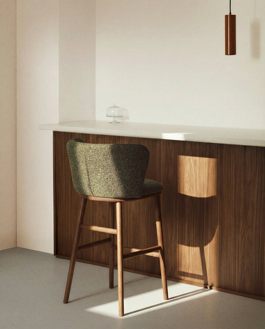 Tabouret Ciselia en chenille épaisse vert foncé et pieds en bois de frêne avec finition ton noyer FSC Mix Credit 65 cm