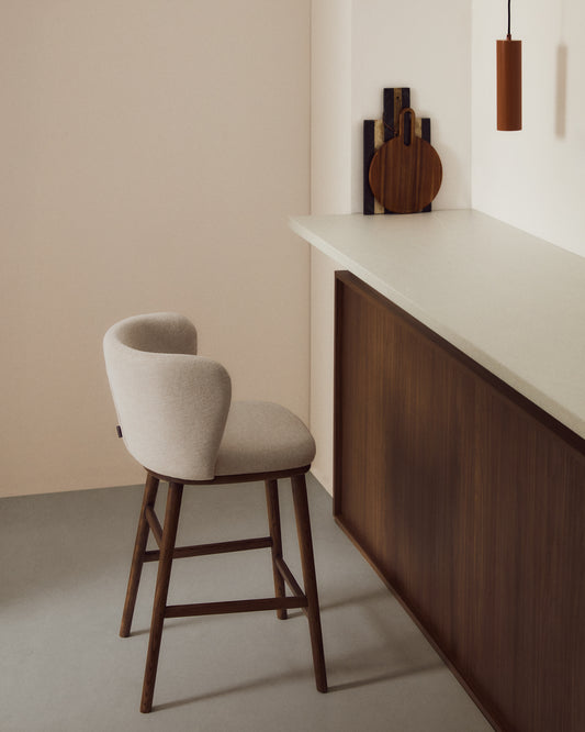 Tabouret Ciselia en chenille épaisse beige et pieds en bois de frêne avec finition ton noyer FSC Mix Credit 65 cm