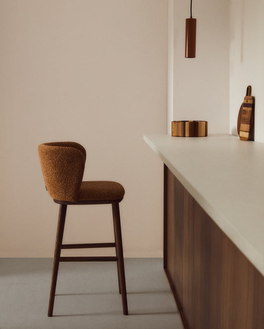 Tabouret Ciselia en chenille épaisse terracotta et pieds en bois de frêne avec finition ton noyer FSC Mix Credit 75 cm