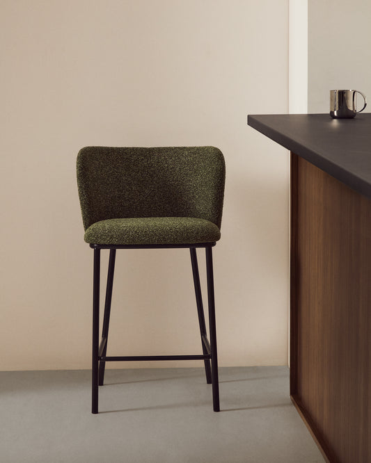 Tabouret Ciselia en chenille épaisse vert foncé et pieds en acier avec finition noire FSC Mix Credit 65 cm