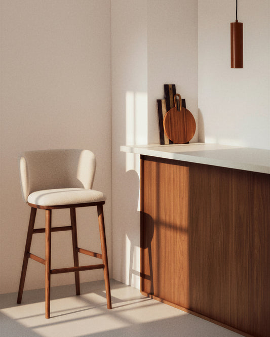Tabouret Ciselia en chenille épaisse beige et pieds en bois de frêne avec finition ton noyer FSC Mix Credit 75 cm