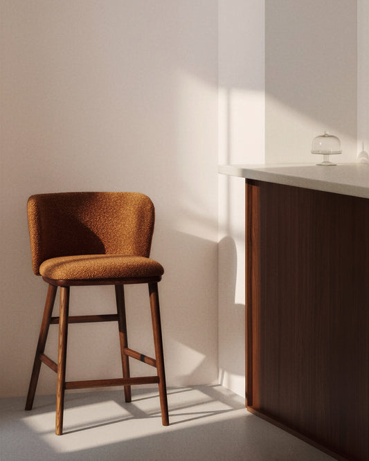 Tabouret Ciselia en chenille épaisse terracotta et pieds en bois de frêne avec finition ton noyer FSC Mix Credit 65 cm