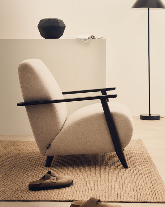 Fauteuil Meghan en tissu chenille perle et bois de frêne finition wengé FSC Mix Credit