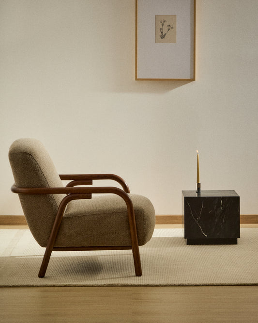 Fauteuil Sylo en tissu chenille taupe et bois de frêne avec finition ton noyer FSC 100 %