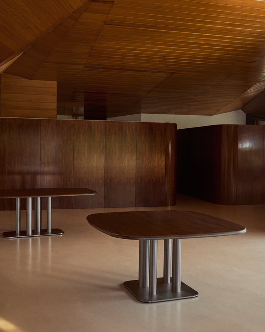 Table Melvar en placage de noyer et pieds avec base en acier inoxydable brossé 121 x 121 cm