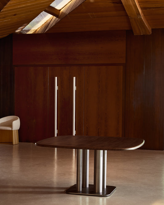 Table Melvar en placage de noyer et pieds avec base en acier inoxydable brossé 150 x 150 cm