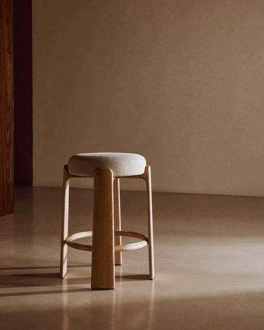 Tabouret Granite en tissu chenille beige et bois de frêne avec finition ton naturel FSC 100 % 65 cm