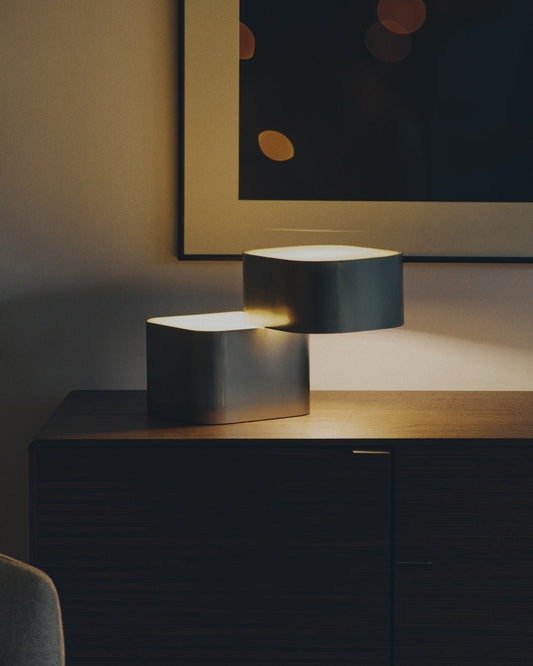 Lampe de table Tandan en métal gris avec finition brossée