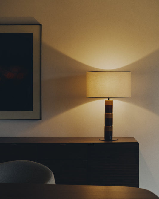 Lampe de table Mavran avec pied en céramique couleur marron et moutarde et abat-jour en coton