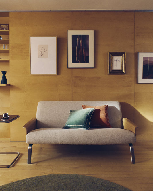 Canapé Amsen beige de 2 places en contreplaqué de chêne avec pieds en acier inoxydable brossé 165 cm