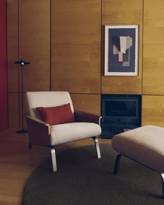 Fauteuil Amsen beige en contreplaqué de chêne avec pieds en acier inoxydable brossé