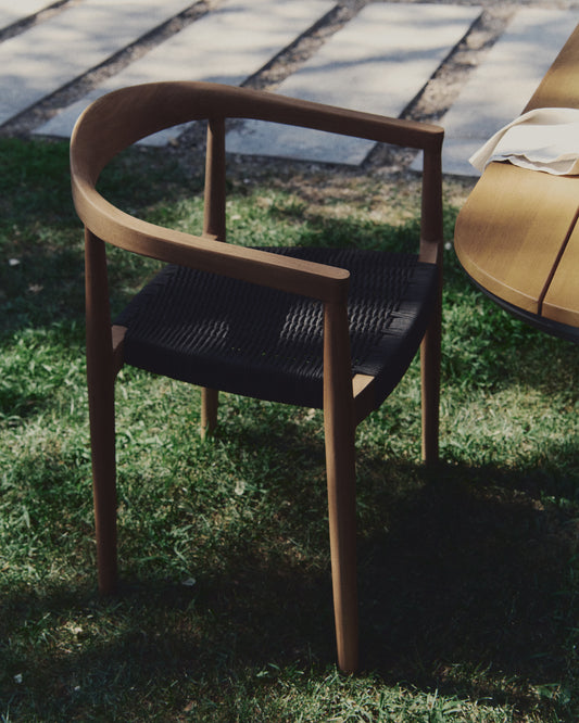 Chaise empilable Ydalia en teck, finition naturelle et corde noire
