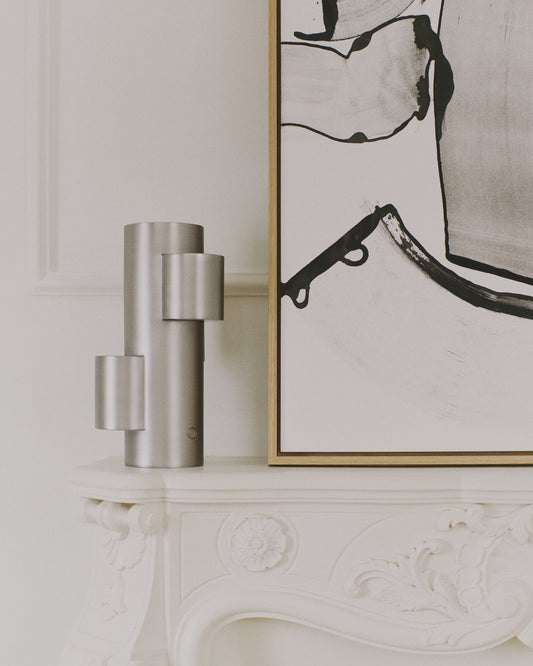 Lampe de table LED portable Adrina en métal gris clair avec finition brossée