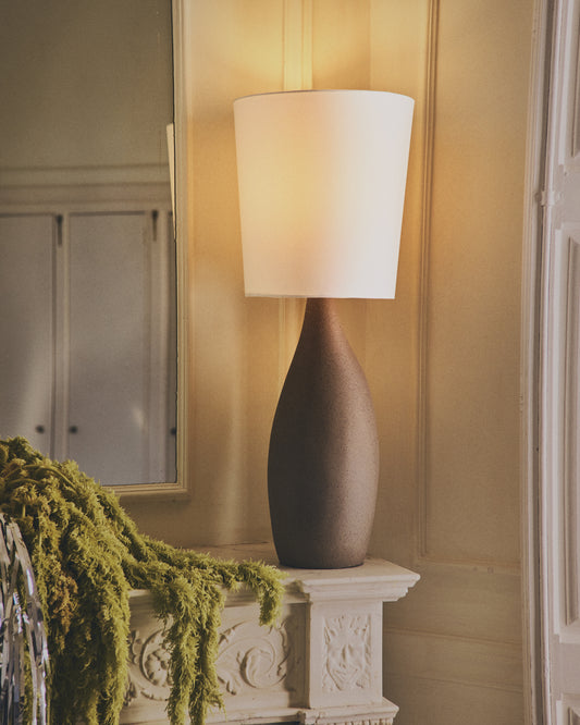 Grande lampe de table Viona avec effet pierre texturée et abat-jour en coton