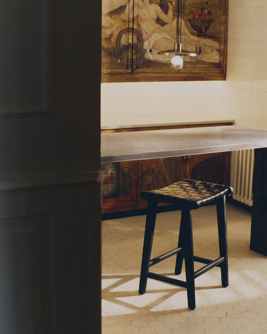 Tabouret Calixta en cuir et bois de acajou, finition noire, hauteur 67 cm