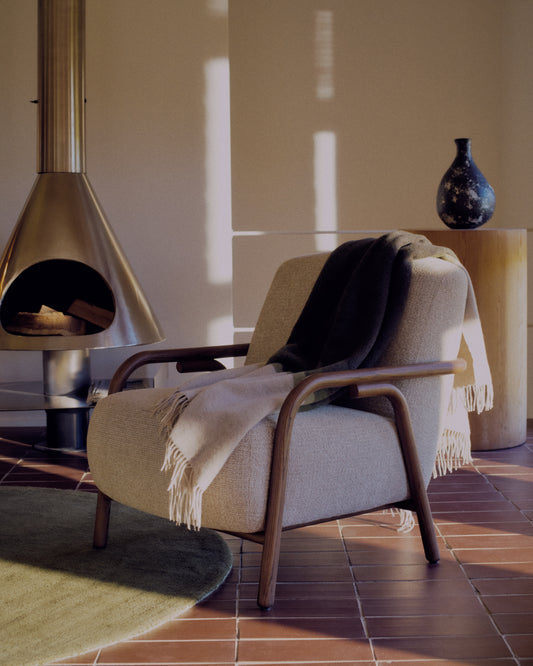 Fauteuil Sylo en tissu chenille beige et bois de frêne avec finition ton noyer FSC 100 %