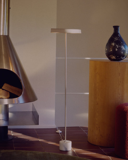 Lampadaire Lynor en acier brossé avec base en marbre blanc