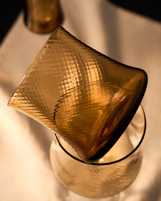 Verre à vin ambre Auri avec relief 34 cl