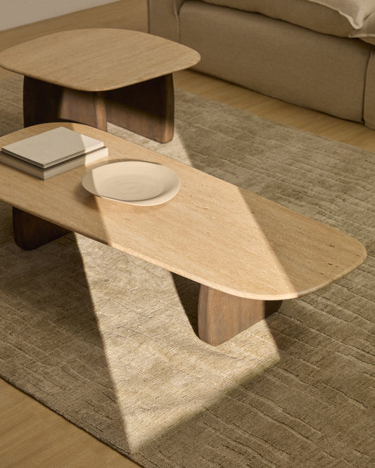 Table basse Pirita en travertin beige et pieds en bois de chêne avec finition foncée 147 x 65 cm FSC 100 %