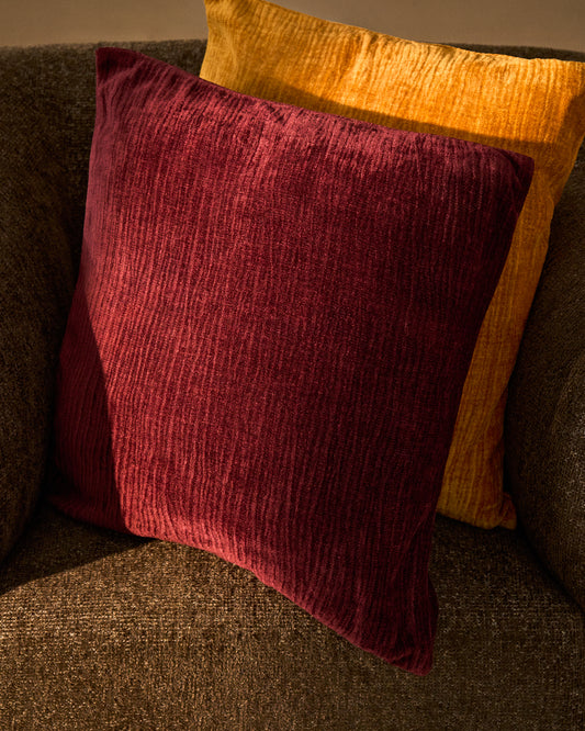 Housse de coussin Vori 100 % coton effet froissé grenat 50 x 50 cm