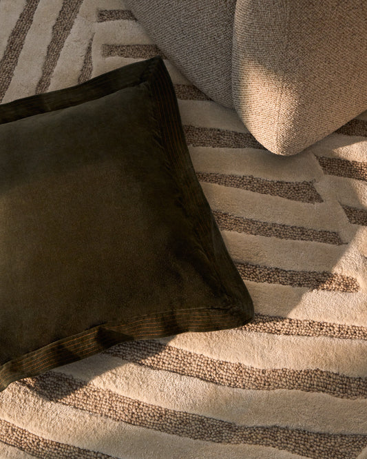 Housse de coussin Ladira en velours avec bordure et détail brodé de couleur verte 45 x 45 cm